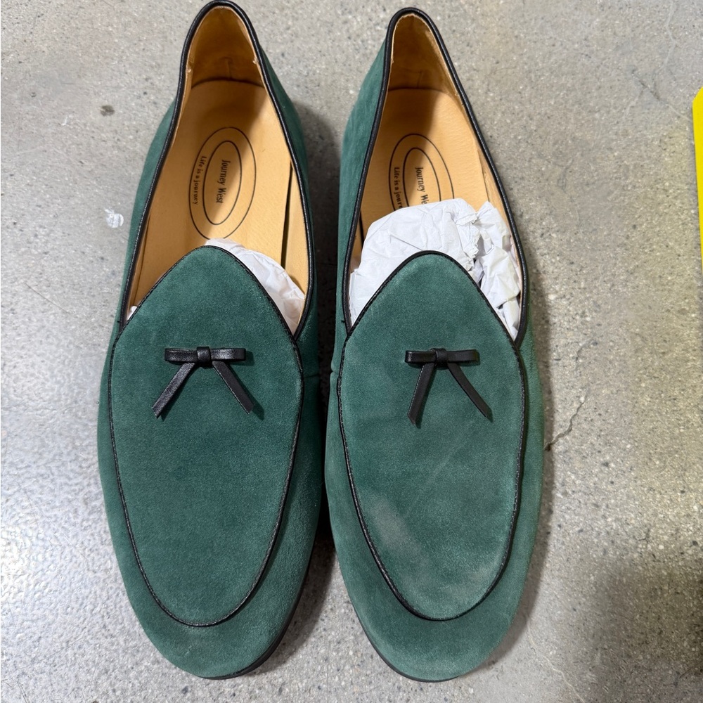 Luxurious Green Suede Loafers with Bow Accent